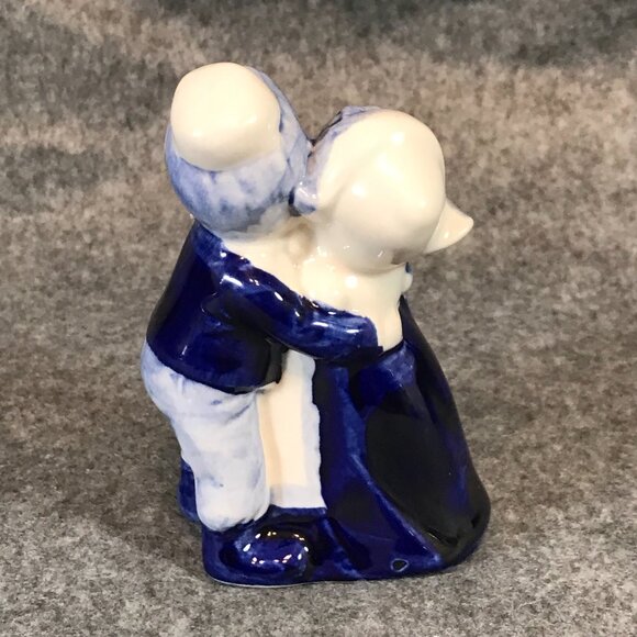 Delft Blue Hand Painted Pottery Hugging Couple Figurine - Picture 4 of 6